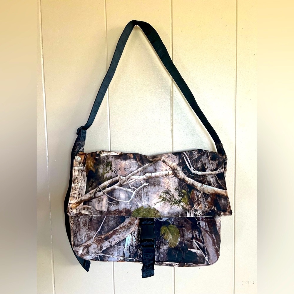 NWT BAGGU Nylon Messenger Bag in Photo Forest (DISCONTINUED PRINT)